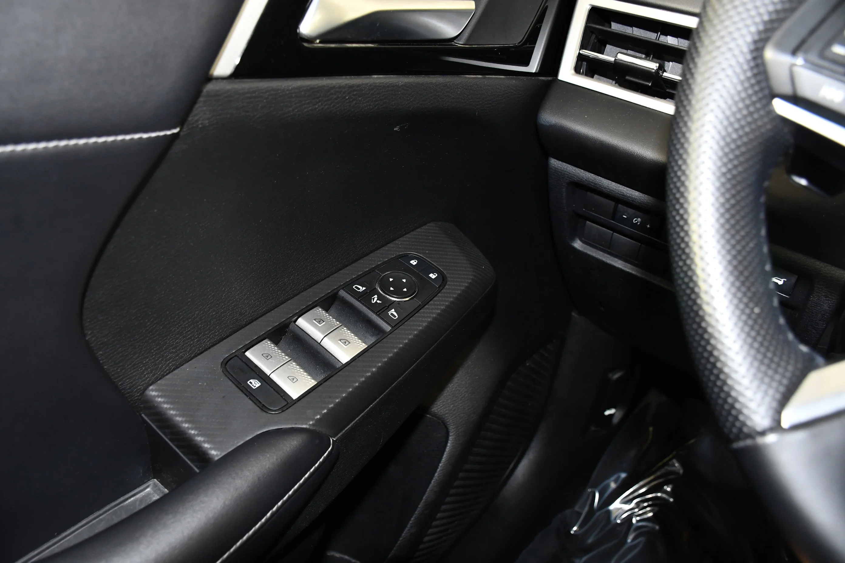 Certified Used 2023 White Diamond Mitsubishi SE image 32