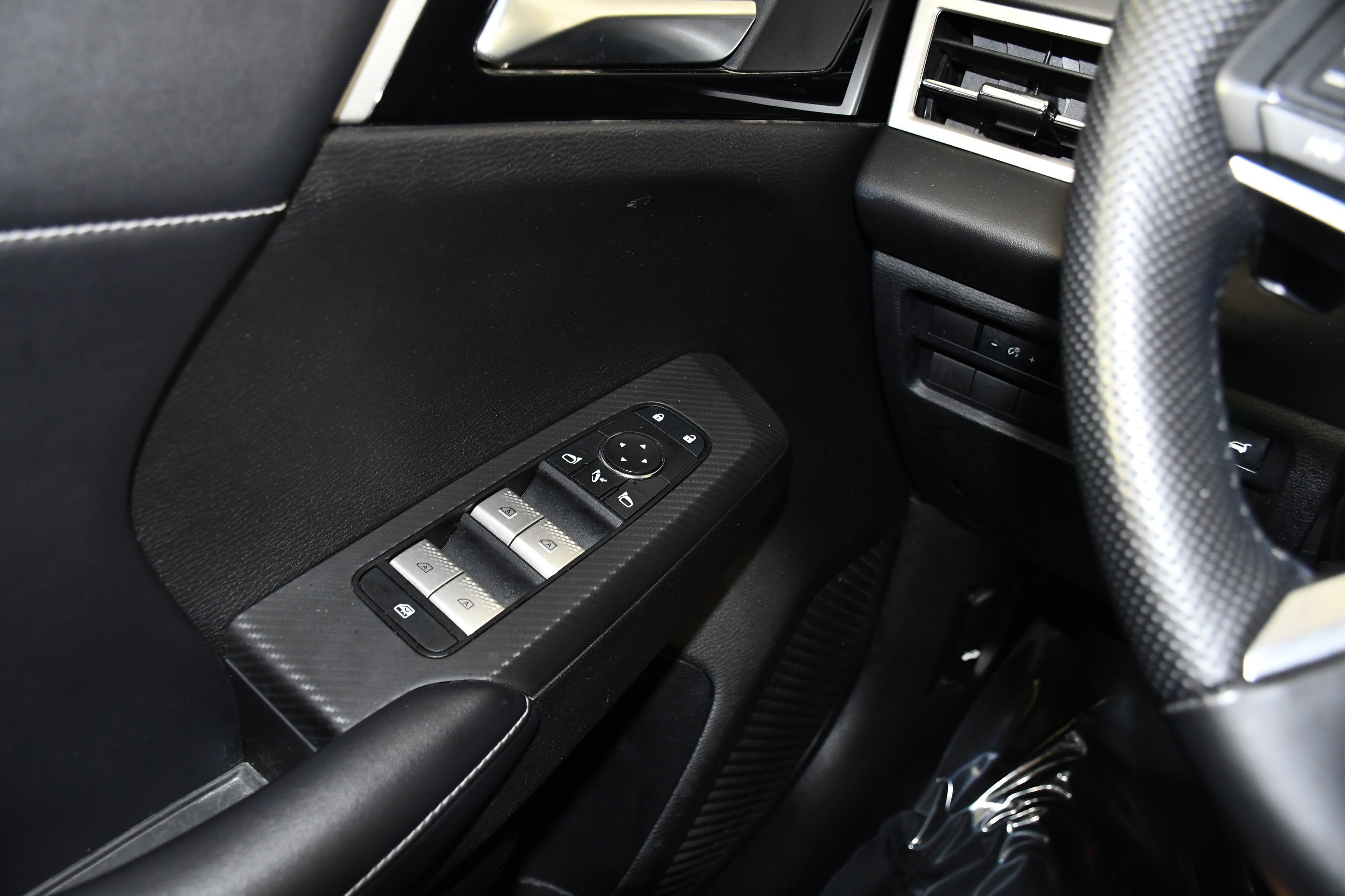 Certified Used 2023 White Diamond Mitsubishi SE image 32