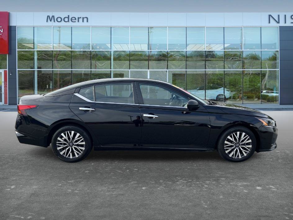 Used 2025 Super Black Nissan SV image 4