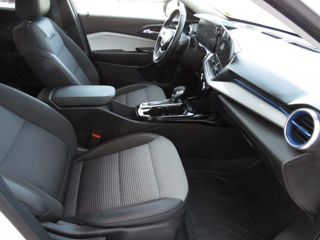 Used 2024 Summit White Chevrolet LT image 23
