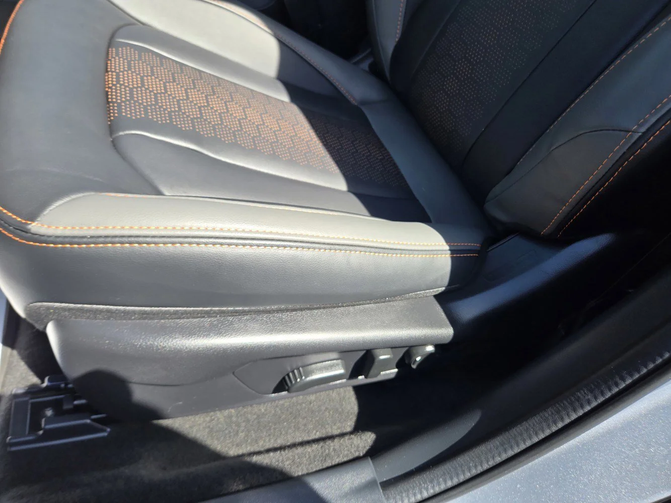 Used 2025 Ice Silver Metallic Subaru Limited image 27