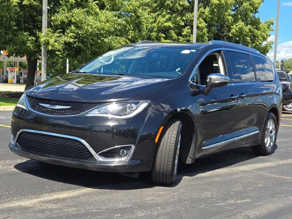 Used 2020 Black Chrysler Limited image 5