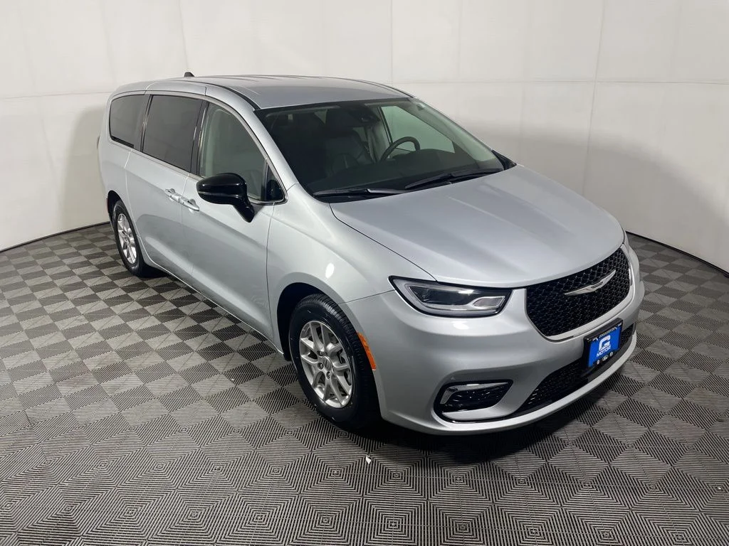 2024 Chrysler Pacifica Touring L's photo