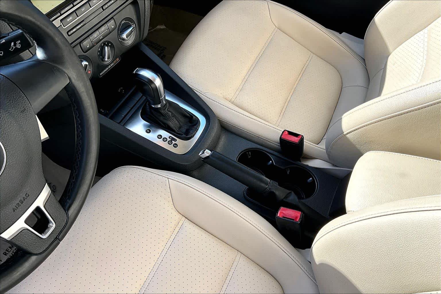 Used 2013 Black Volkswagen SE w/Convenience image 16