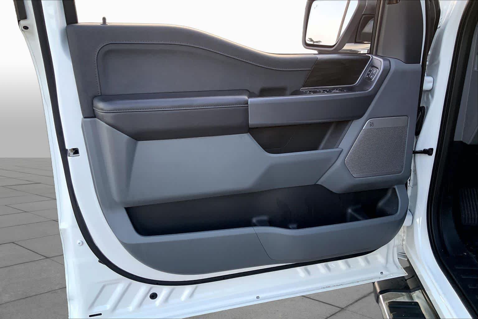Used 2025 Oxford White Ford LARIAT image 21
