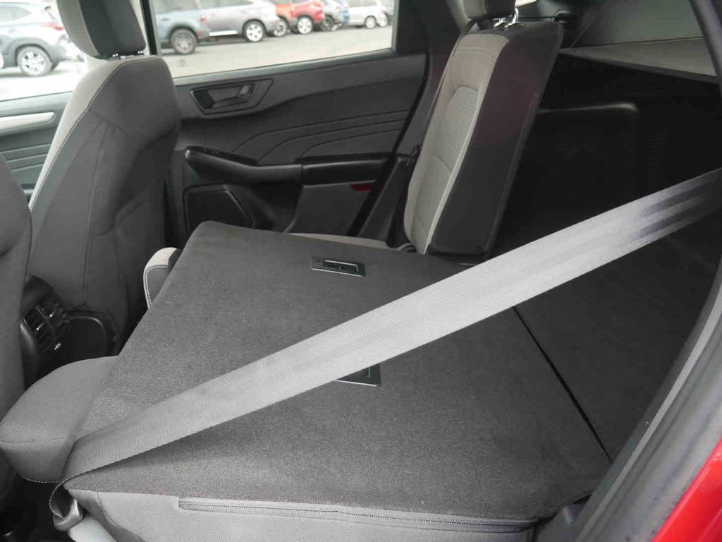 Used 2022 Red Ford SE image 13