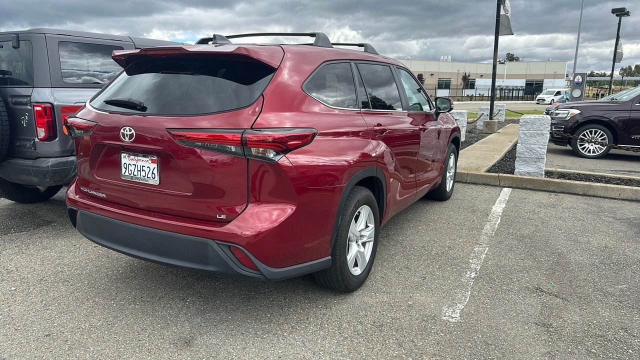 2023 Toyota Highlander LE photo 2