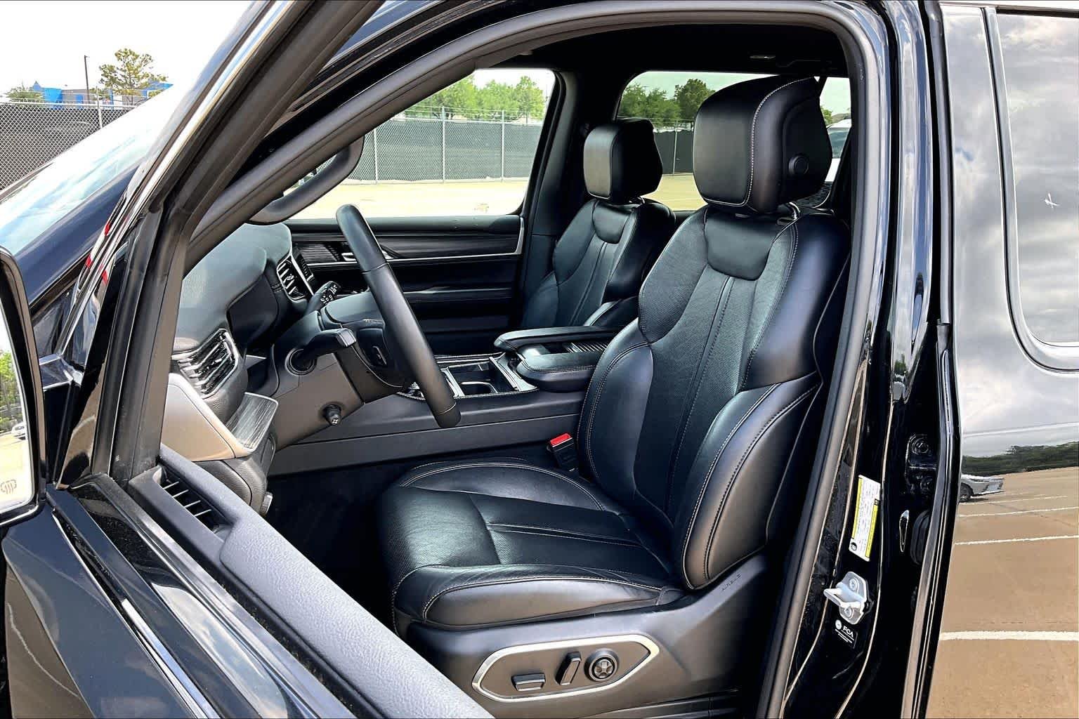 Used 2023 Diamond Black Crystal Pearlcoat Jeep Series II image 8