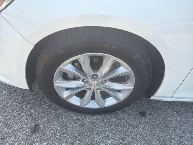 Used 2024 Summit White Chevrolet LT image 10