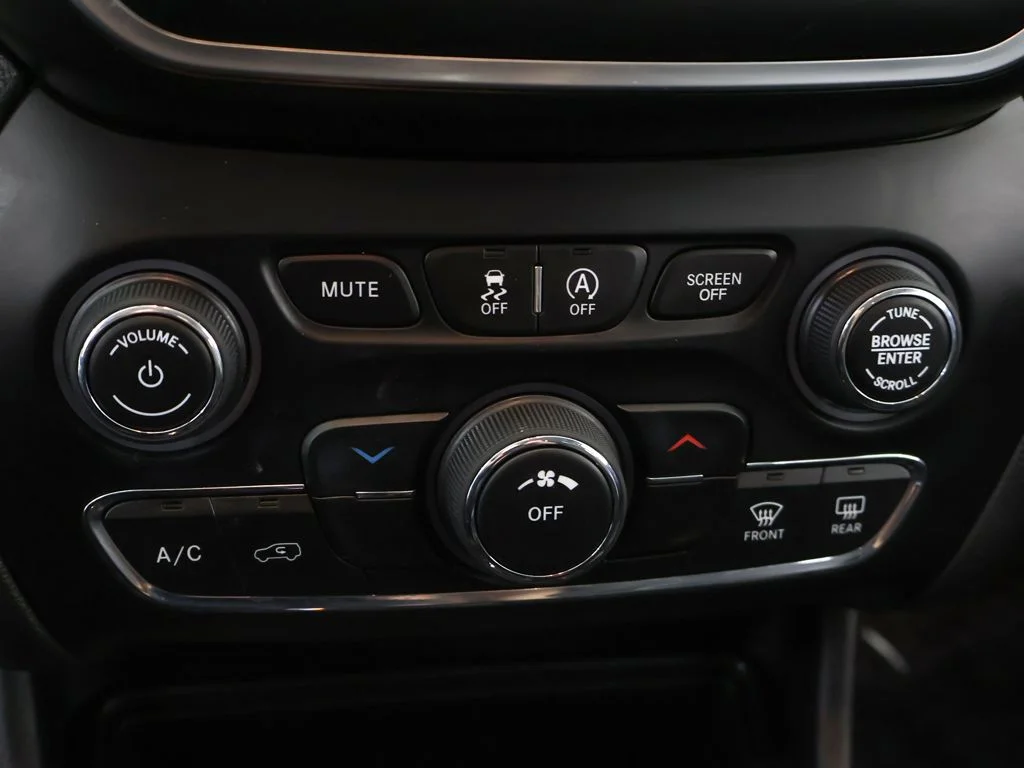 Used 2019 Gray Jeep Latitude Plus image 47