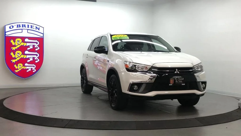Used 2019 Pearl White Mitsubishi  image 2
