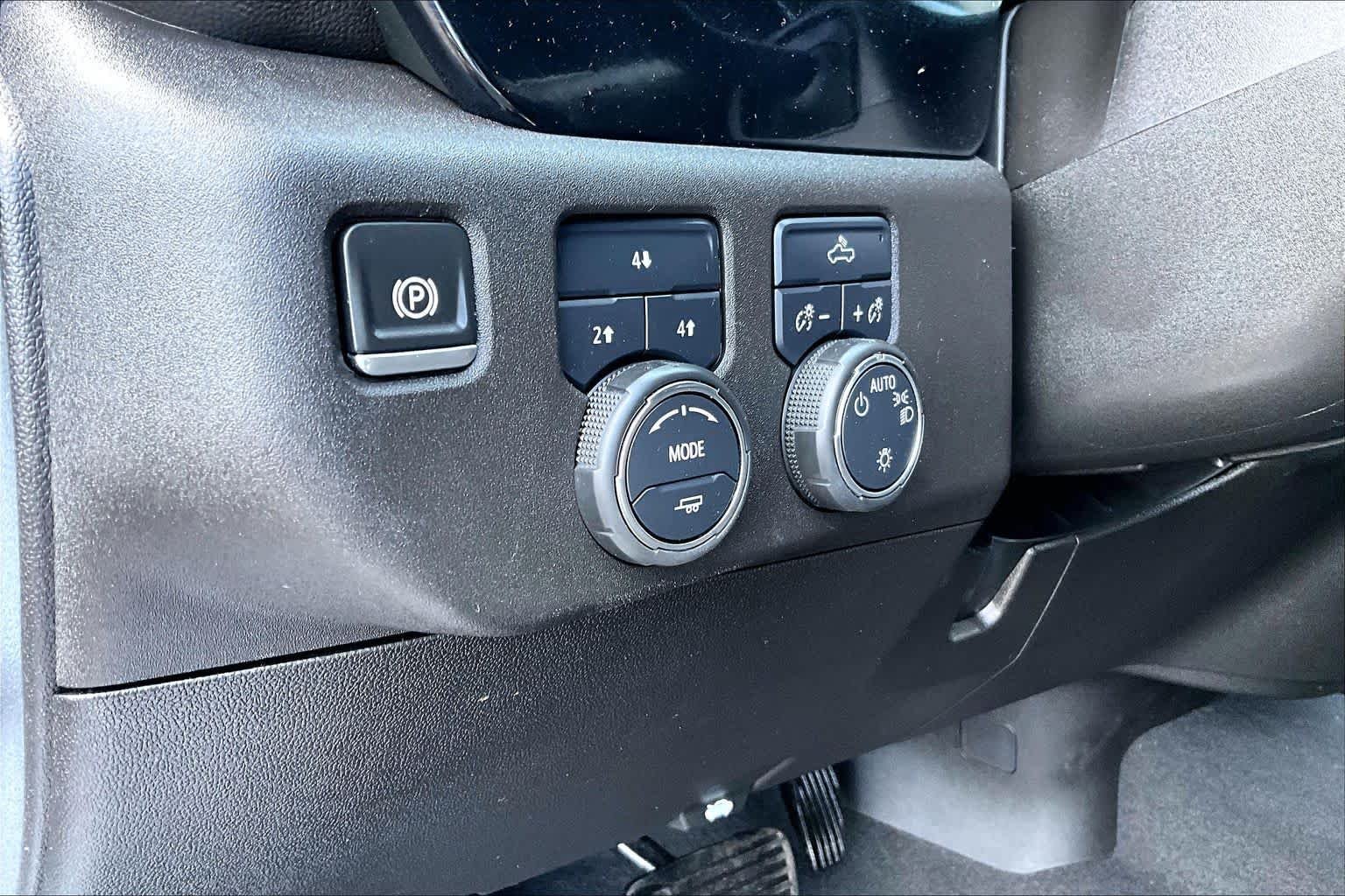 Used 2024 Summit White Chevrolet LT image 32