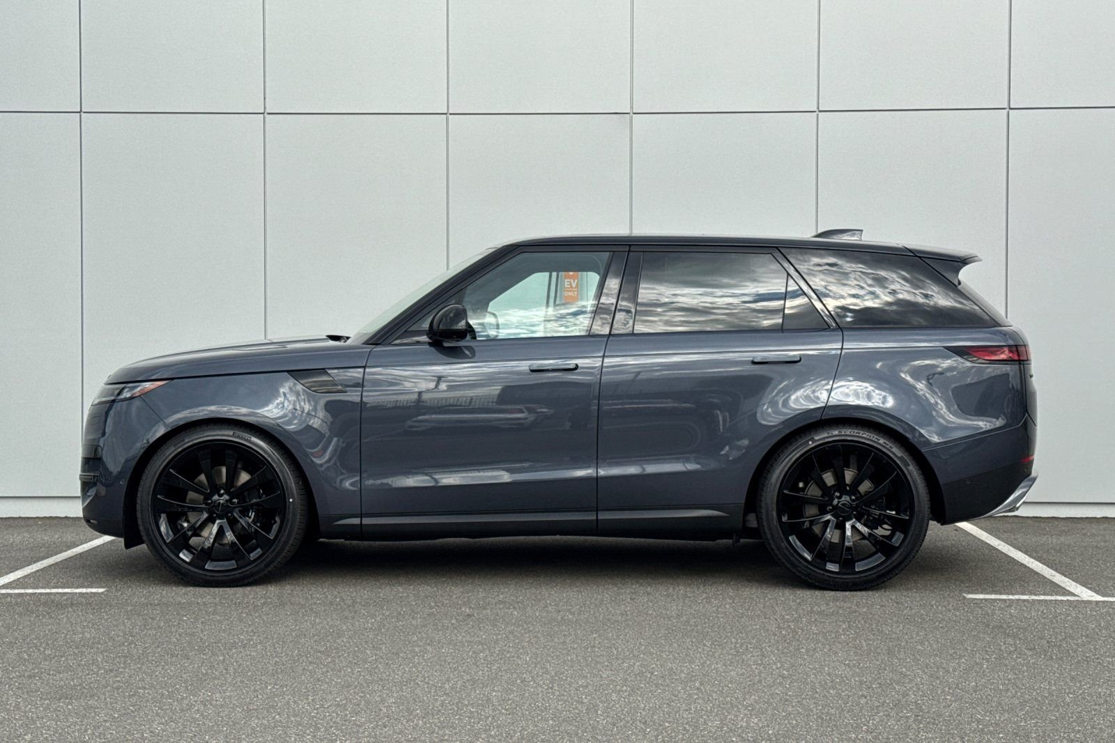 New 2026 Varesine Blue Land Rover SE image 2