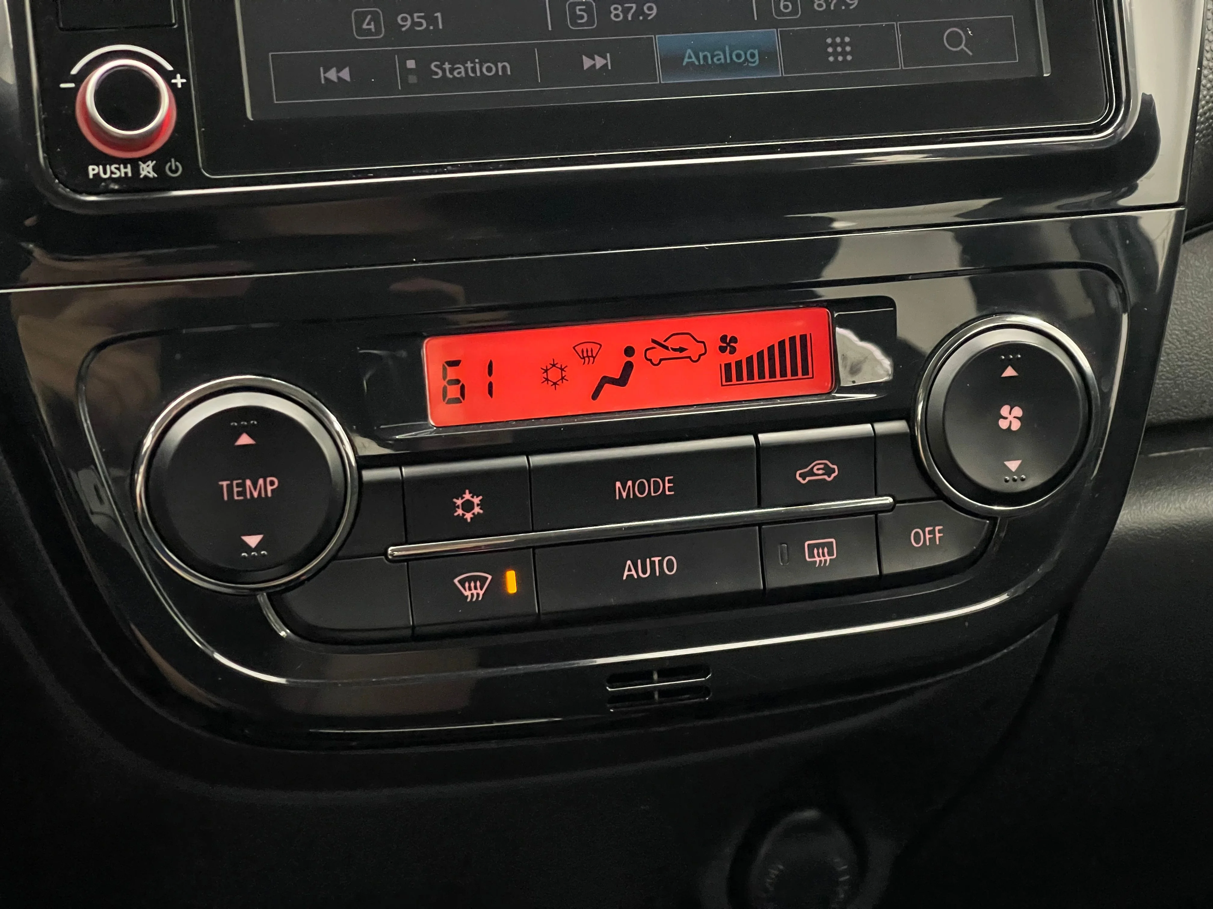Used 2024 Silver Mitsubishi ES image 23