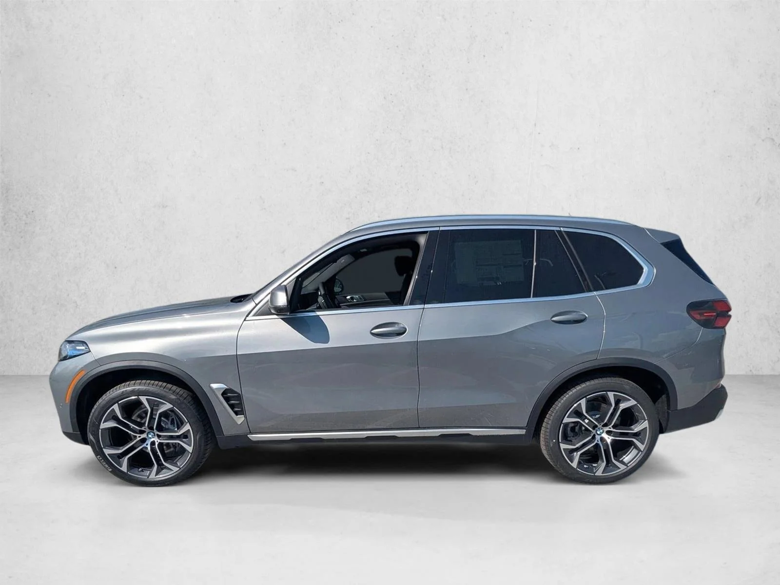 Used 2026 Skyscraper Grey Metallic BMW sDrive40i image 5