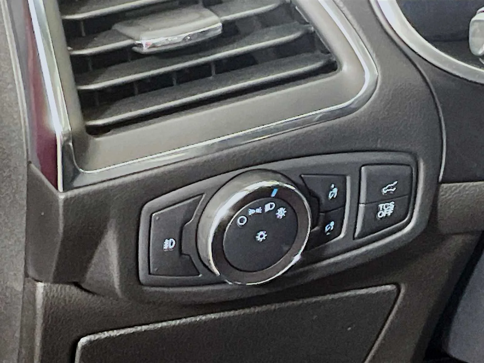 Used 2019  Ford Titanium image 8
