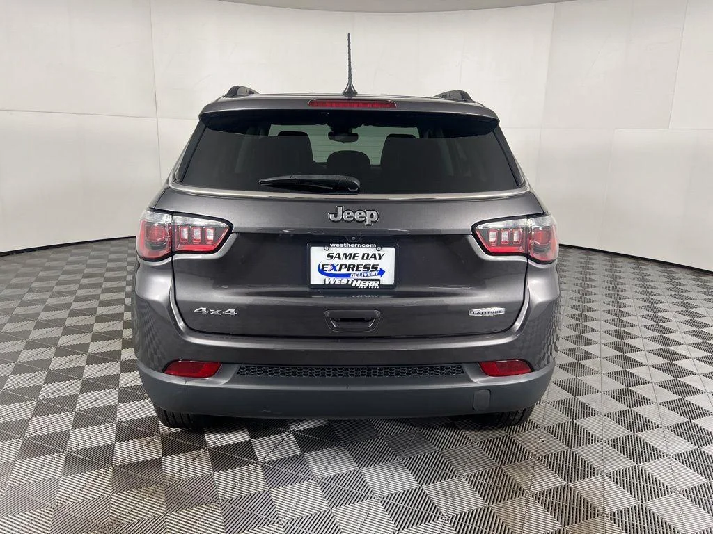 Used 2022 Granite Crystal Metallic Clear Jeep Latitude image 2