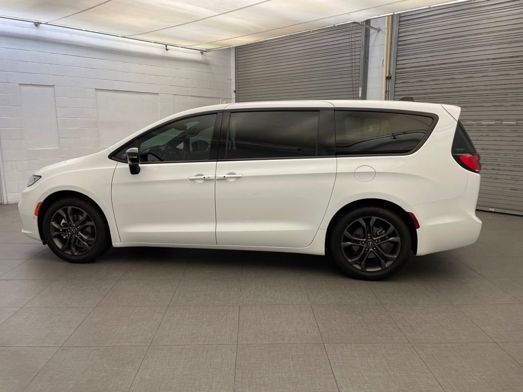 New 2026 Bright White Clear-Coat Exterior Paint Chrysler Select image 5