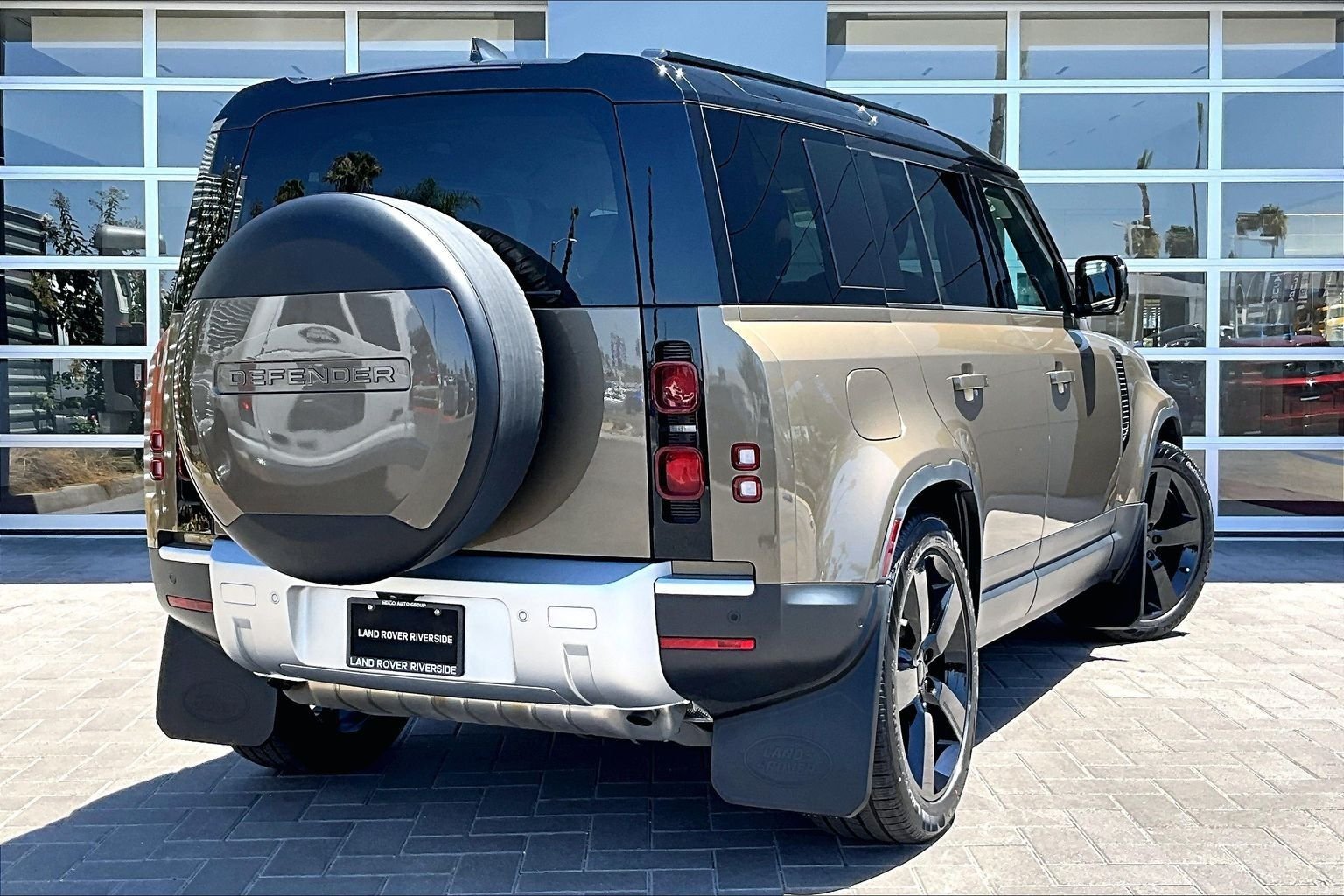 Used 2025  Land Rover S image 12