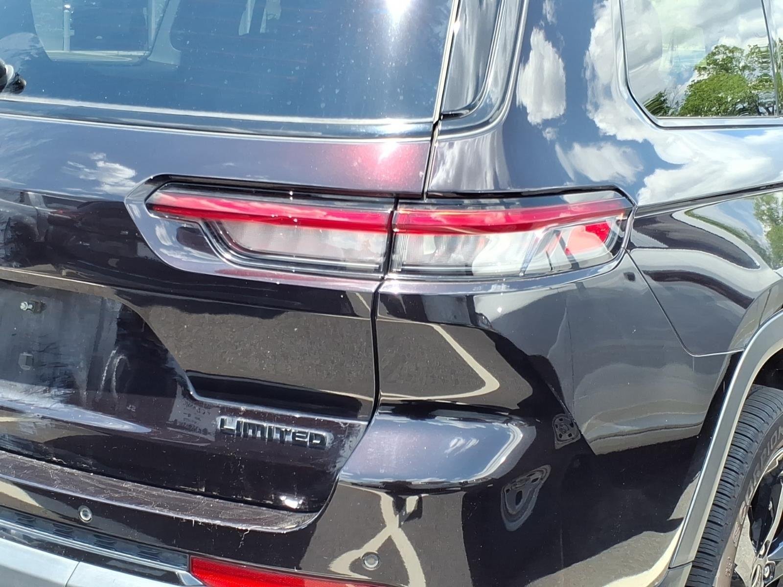 Used 2022 Ember Pearlcoat Jeep Limited image 10