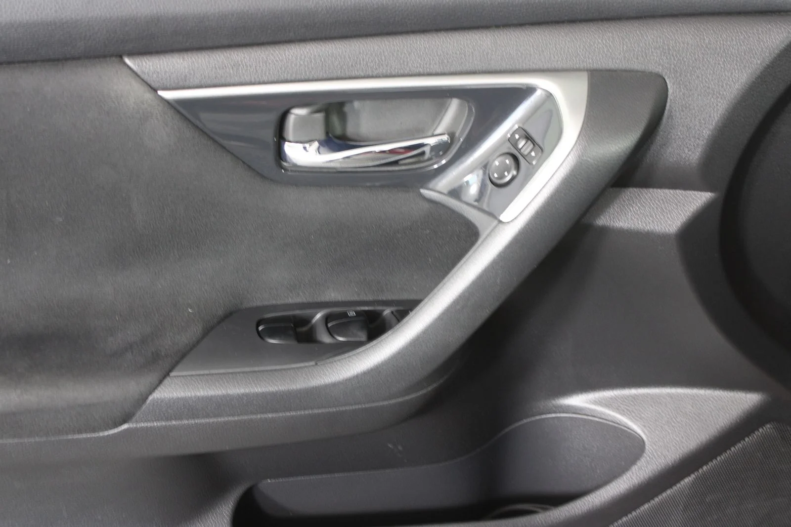 Used 2014 Red Nissan 2.5 S image 18