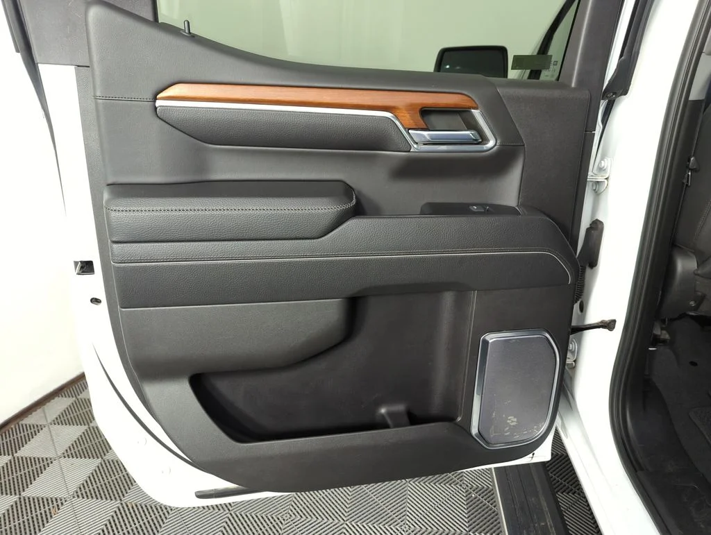 Used 2023 White GMC Denali image 27