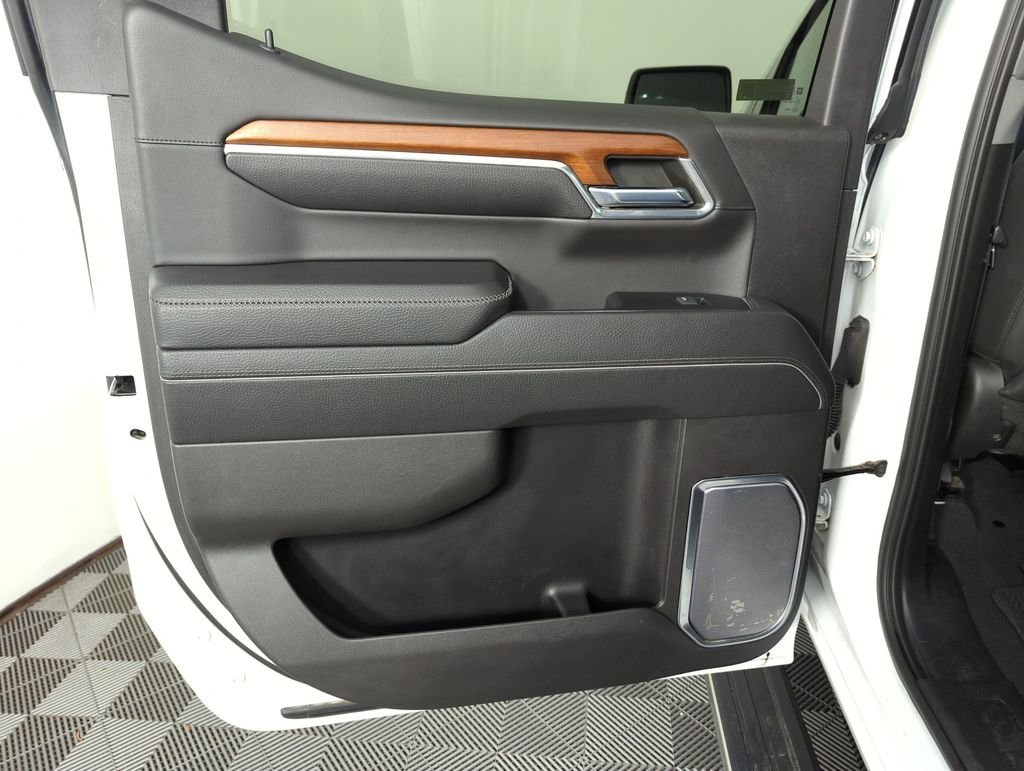 Used 2023 White GMC Denali image 27