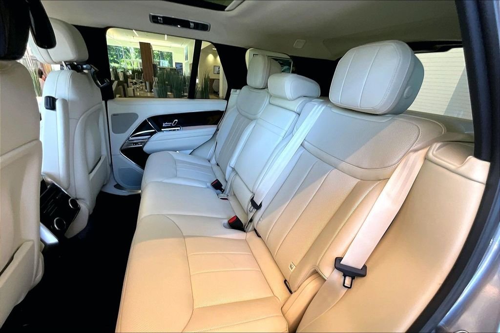 New 2026 Eiger Grey Land Rover SE image 17