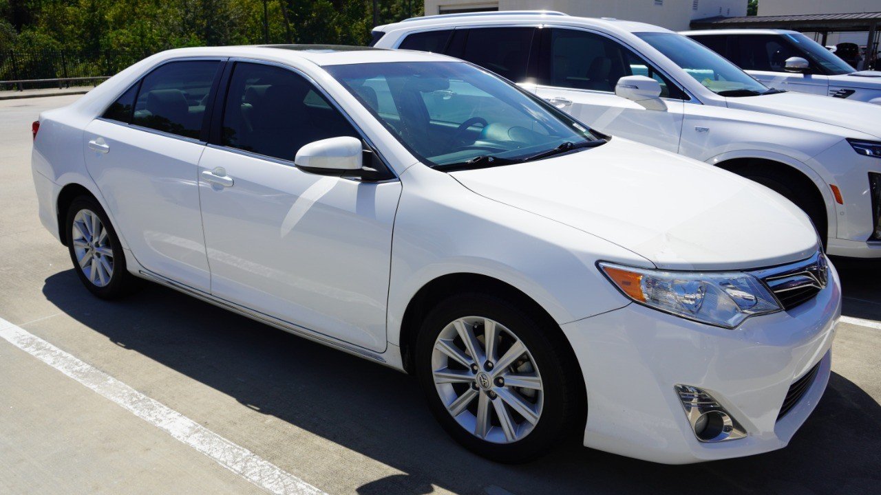 Used 2012 White Toyota XLE image 3