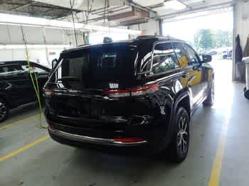 Used 2023 Diamond Black Crystal Pearlcoat Jeep Limited image 4
