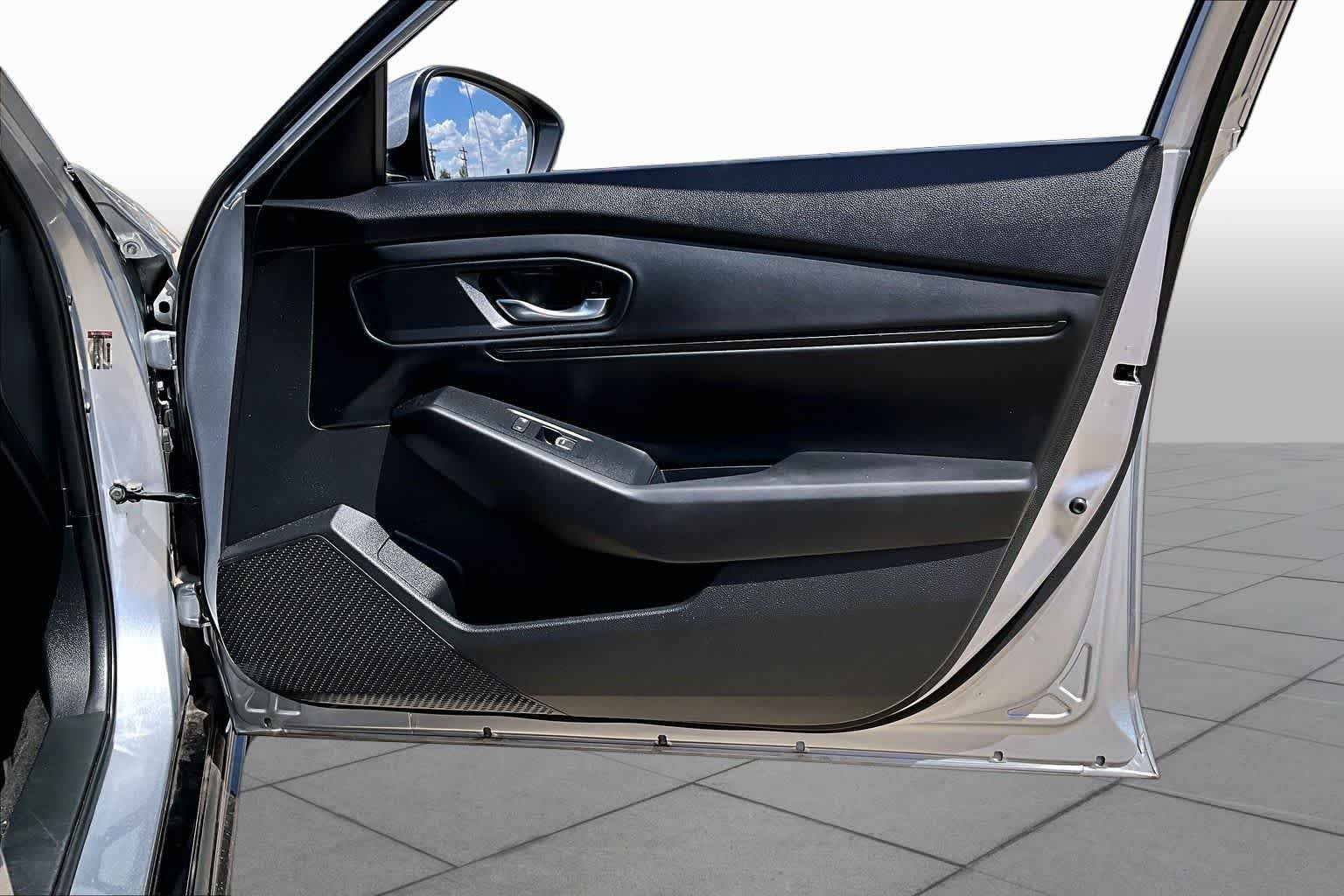 Used 2024 Solar Silver Metallic Honda EX-L image 26