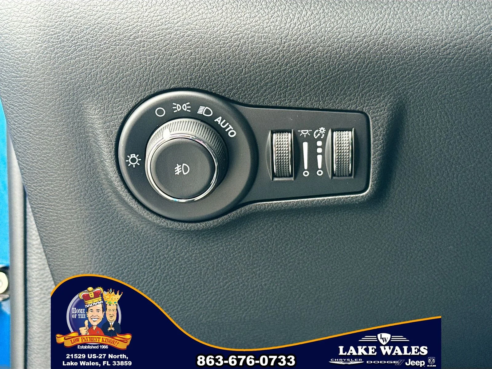 New 2026 Hydro Blue Pearl-Coat Exterior Paint Jeep Latitude image 9