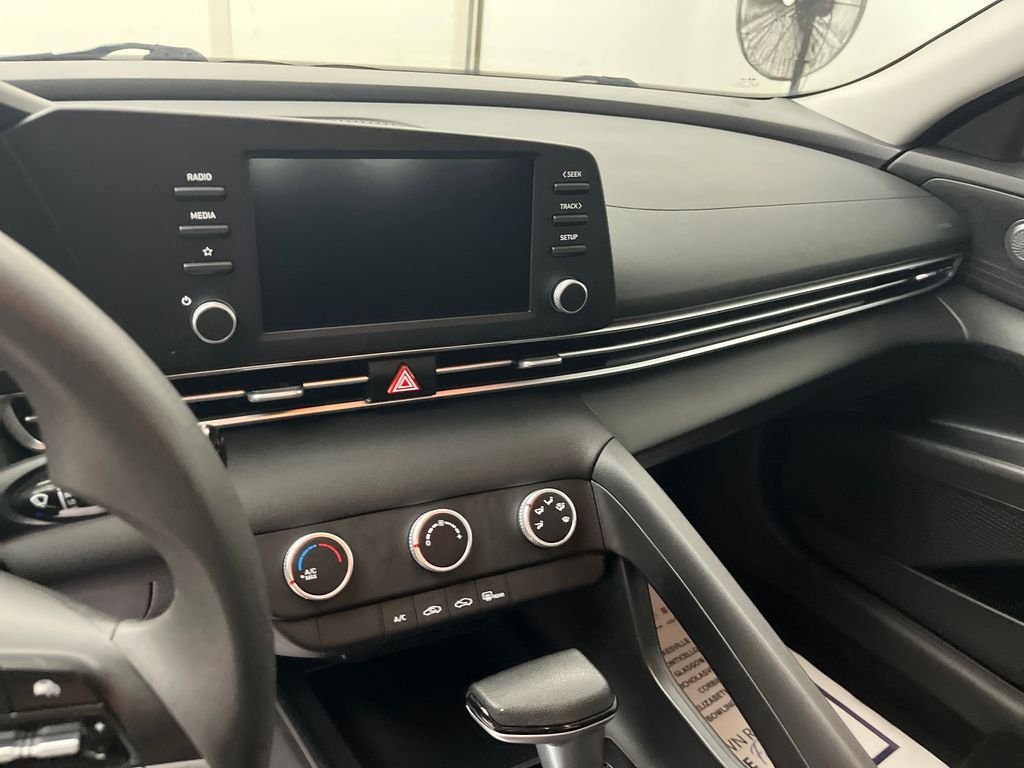Used 2025 White Hyundai SE image 19
