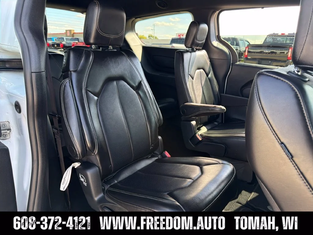 Used 2025 White Chrysler Select image 34