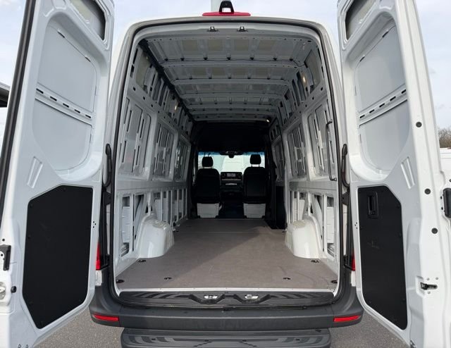Used 2026 White Mercedes-Benz Cargo 170 WB image 11