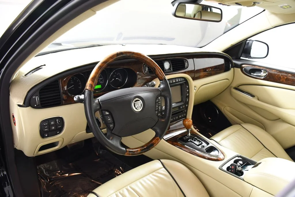 Used 2009 Ebony Jaguar L image 16