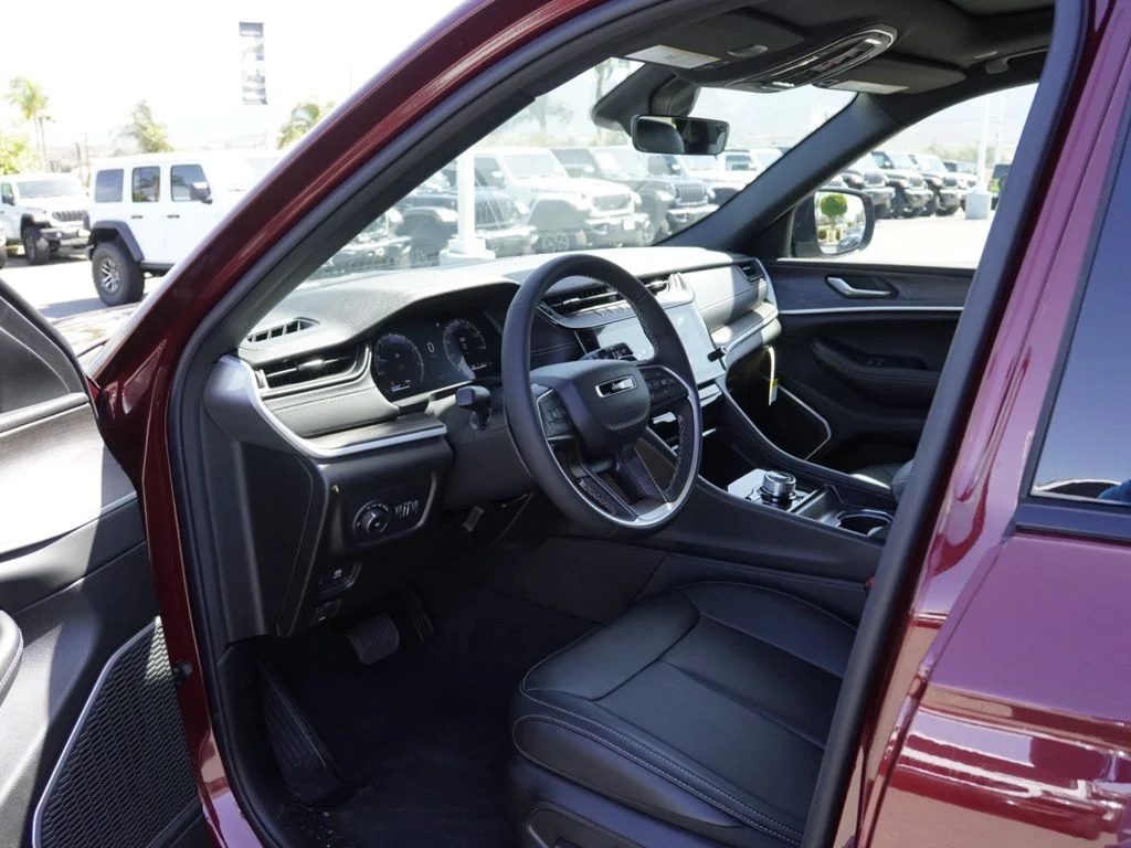 New 2026 Velvet Red Pearl-Coat Exterior Paint Jeep Limited image 18