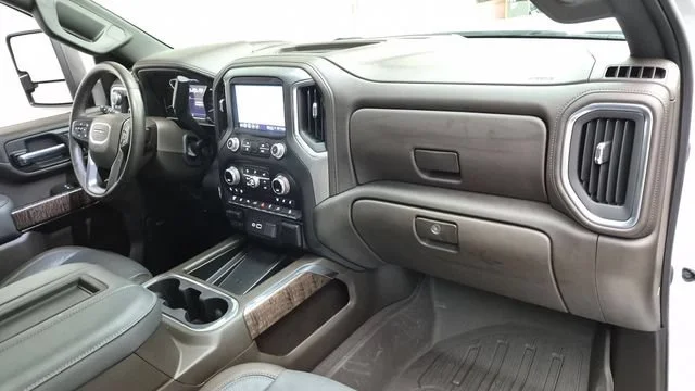 Used 2022 White Frost Tricoat GMC Denali image 31