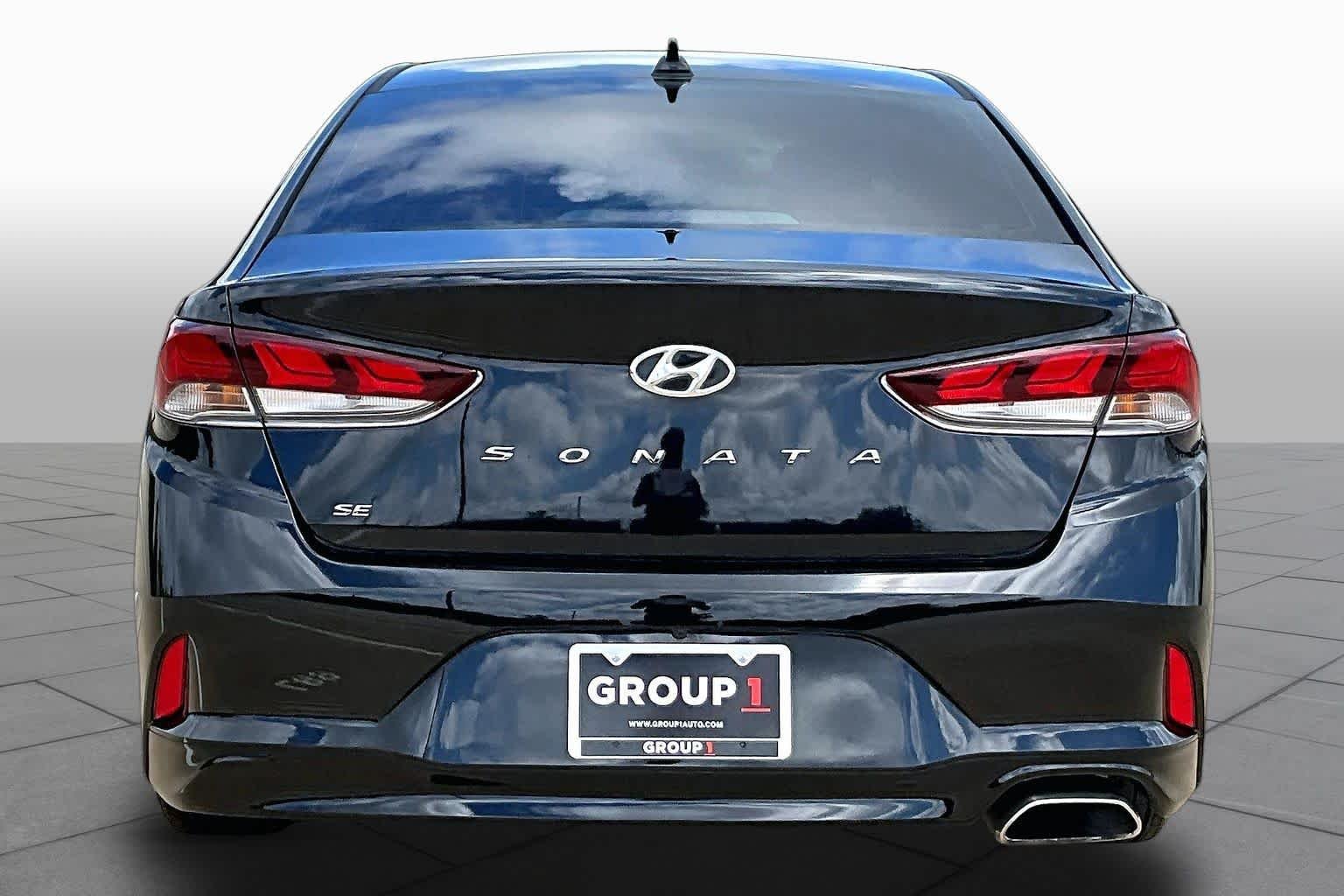 Used 2019 Phantom Black Hyundai SE image 3