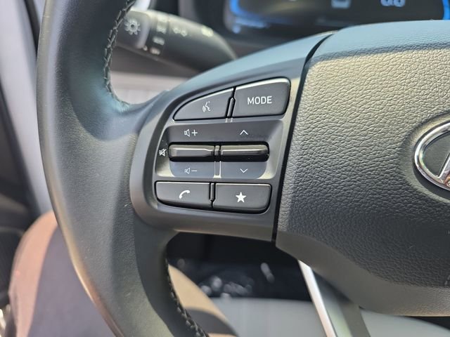 Used 2025 White Hyundai SEL image 17