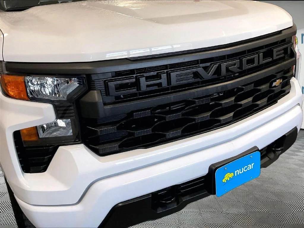 Used 2023 White Chevrolet Custom image 31