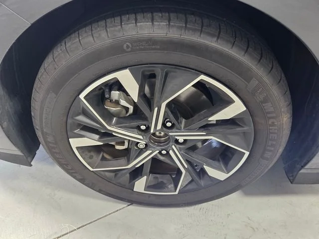 Used 2024 Gray Hyundai SEL image 17