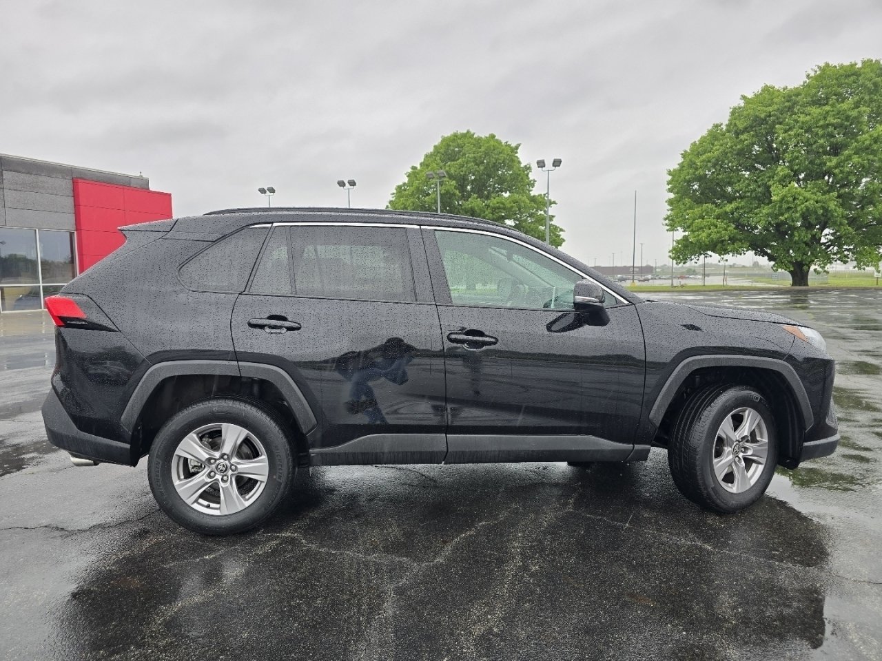 2025 Toyota RAV4 XLE - Photo 16