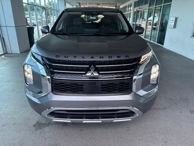 Used 2023 Gray Mitsubishi SE image 3