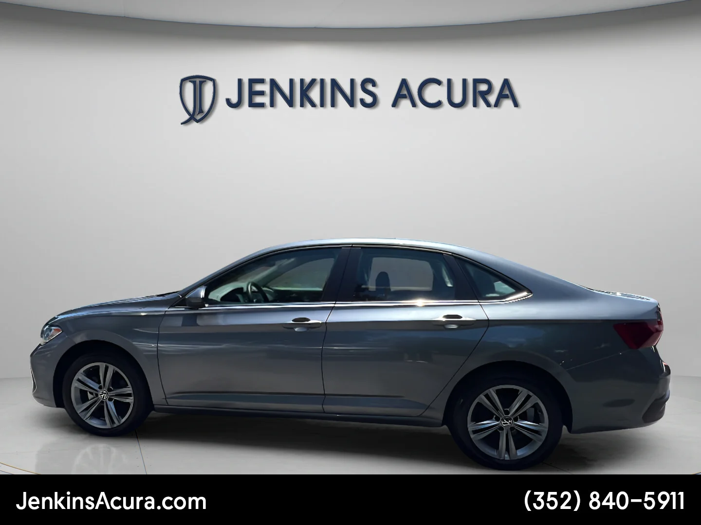 Used 2024 Platinum Gray Metallic Volkswagen SE image 5
