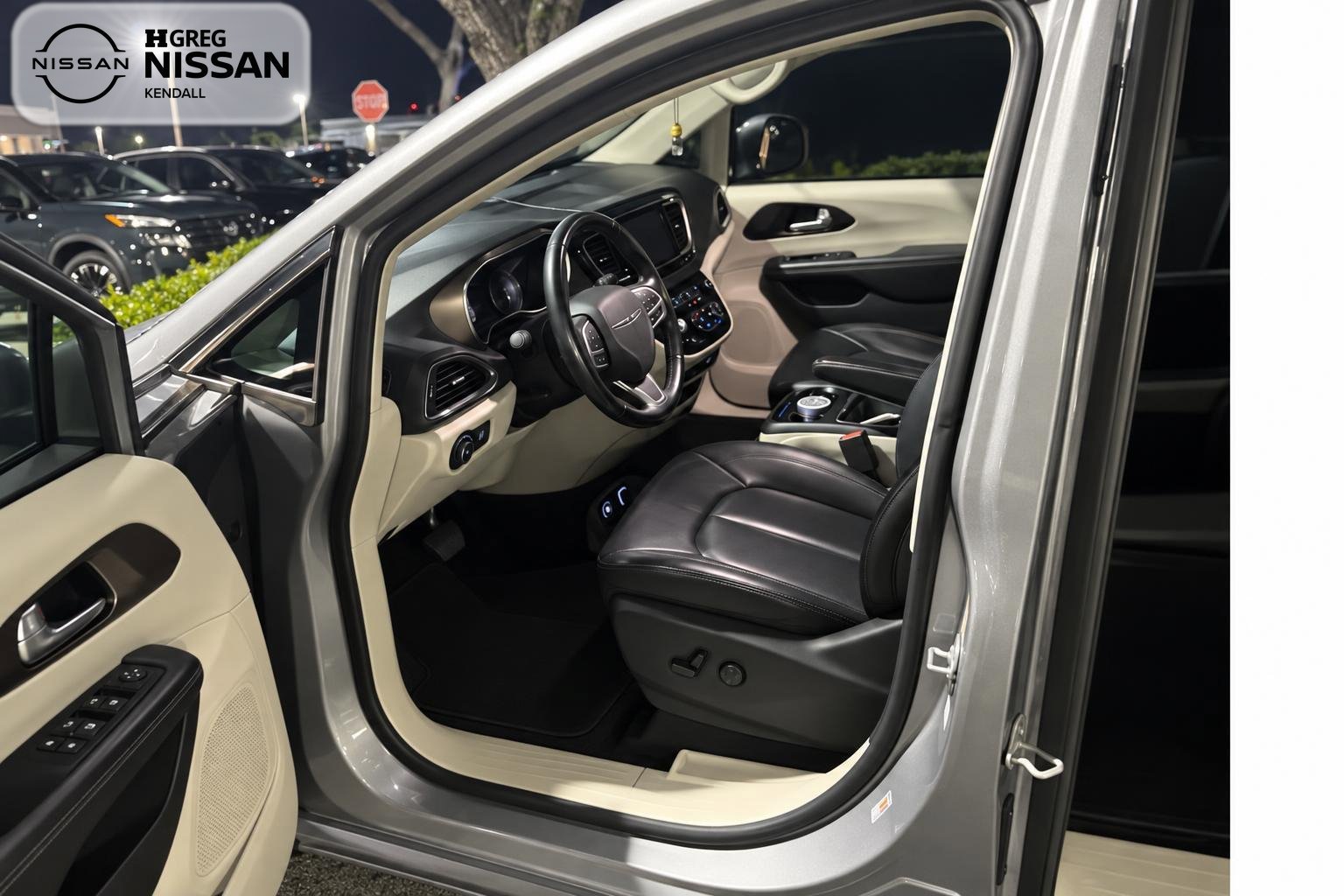 Used 2019 Silver Chrysler Touring L Plus image 4