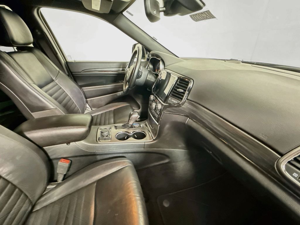 Used 2020 Diamond Black Crystal Pearlcoat Jeep Limited X image 27