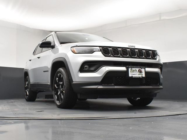 New 2026 Silver Zynith Metallic Clearcoat Jeep Latitude image 18