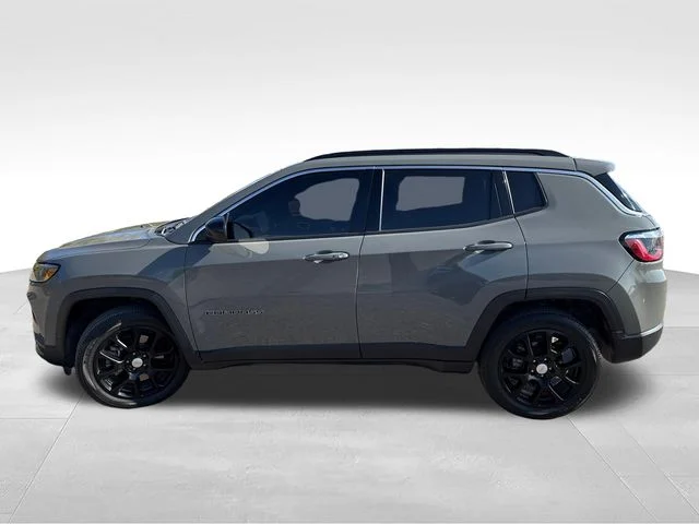 Used 2023 Gray Jeep Latitude Lux image 4