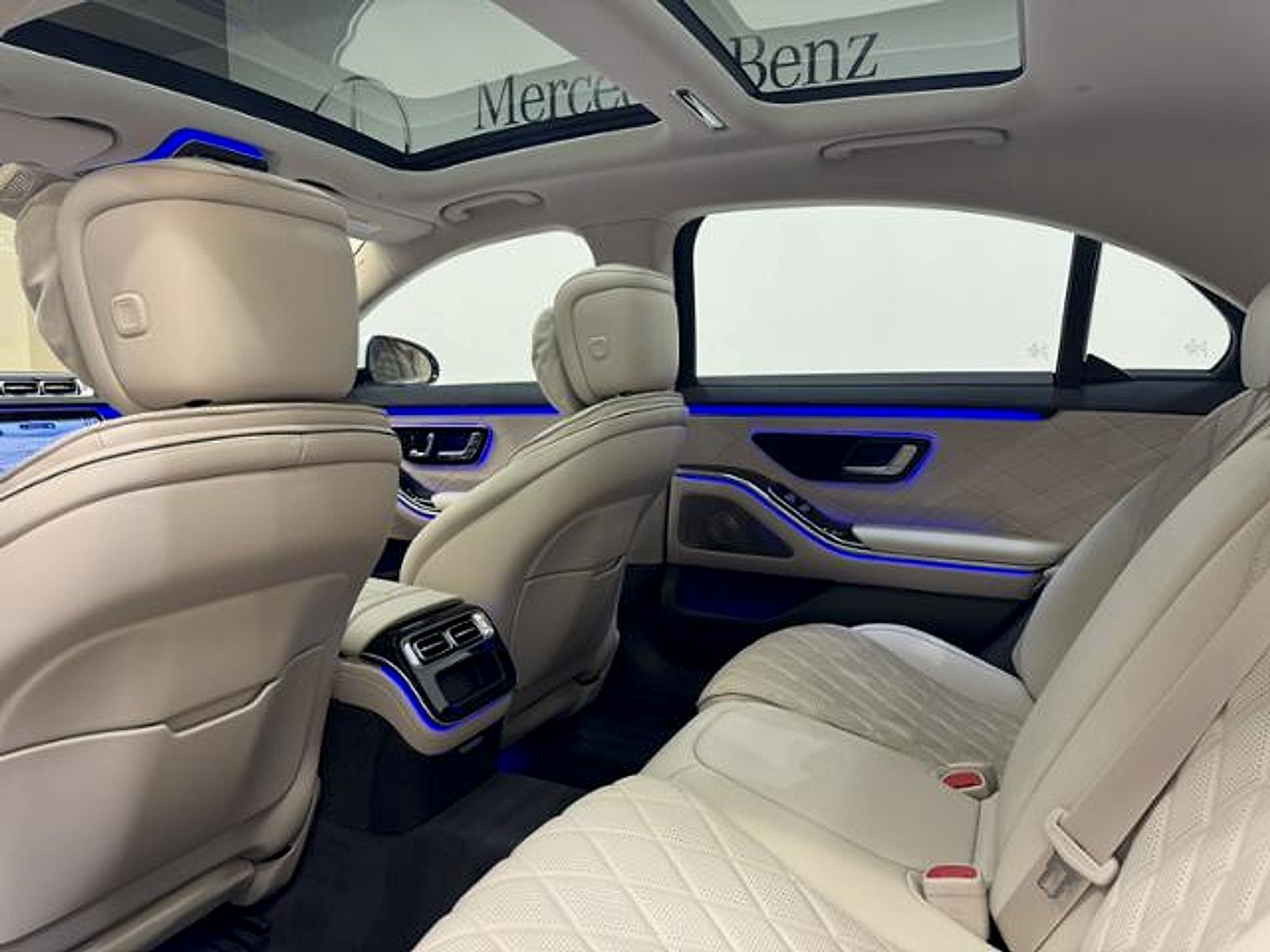 Certified Used 2026 MANUFAKTUR Moonlight White Metallic Mercedes-Benz 4MATIC® image 20
